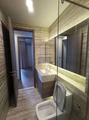 Toilettes; carrelage, lumière naturelle