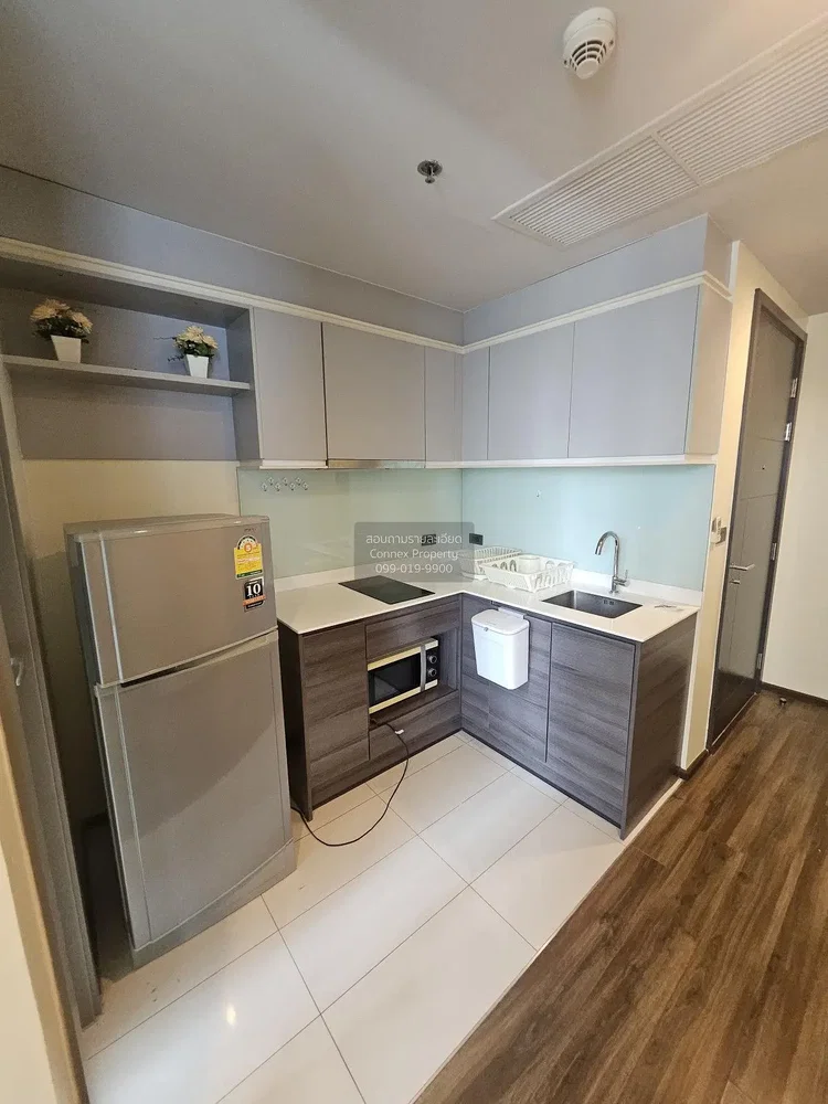 Cuisine; électroménager, carrelage, rénové, lumière naturelle, style moderne