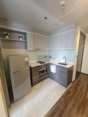 Cuisine; électroménager, carrelage, rénové, lumière naturelle, style moderne
