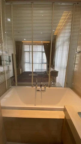 Bagno; pavimento in piastrelle, luce naturale, ristrutturato