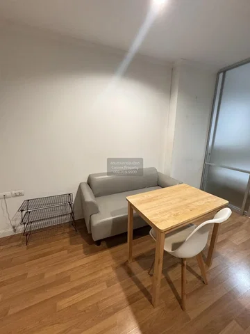 Soggiorno; pavimento in legno, stile moderno, luce naturale