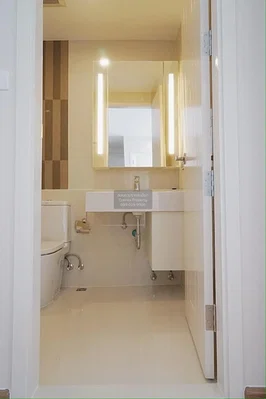 Toilettes; carrelage, lumière naturelle, rénové