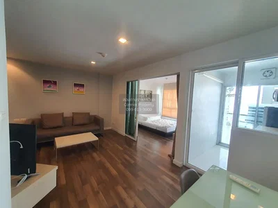 Salon; parquet, lumière naturelle, style moderne