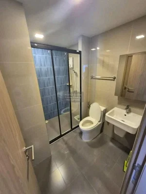 Badezimmer; fliesenboden, tageslicht