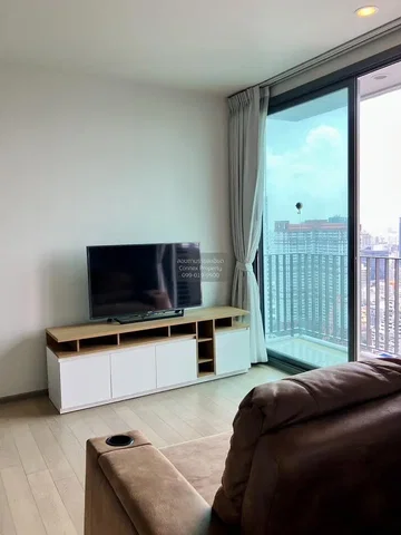 Soggiorno; vista, pavimento in legno, luce naturale