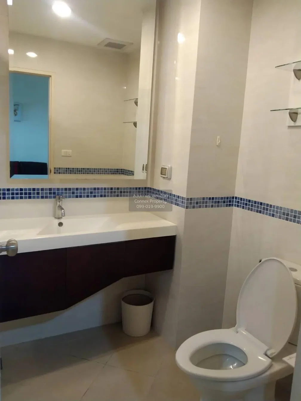 Toilette; fliesenboden, renoviert, tageslicht