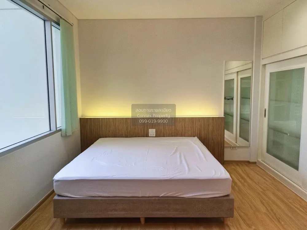 Schlafzimmer; holzboden, tageslicht