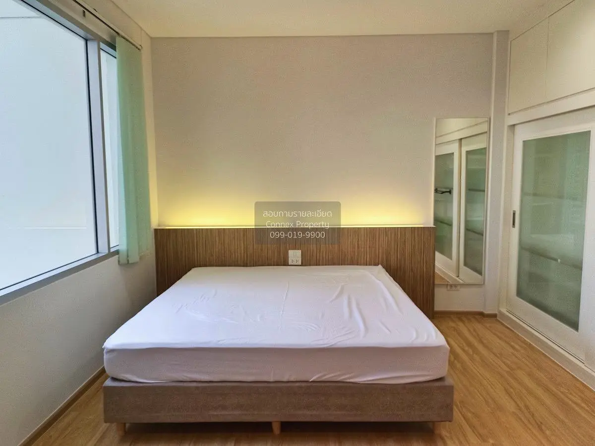Schlafzimmer; holzboden, tageslicht