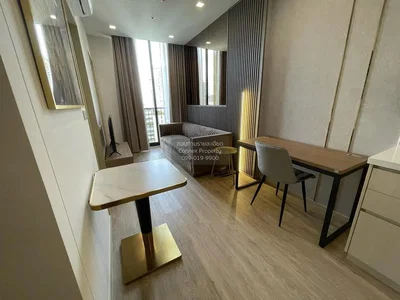 Salon; style moderne, parquet, lumière naturelle