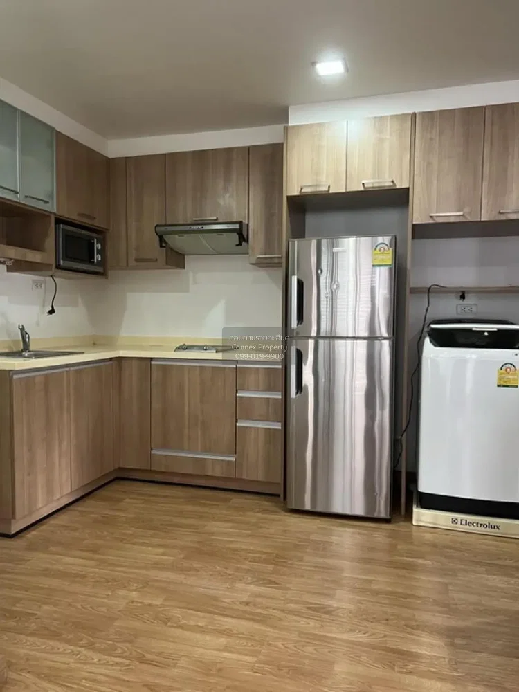 Cuisine; électroménager, rénové, parquet, lumière naturelle