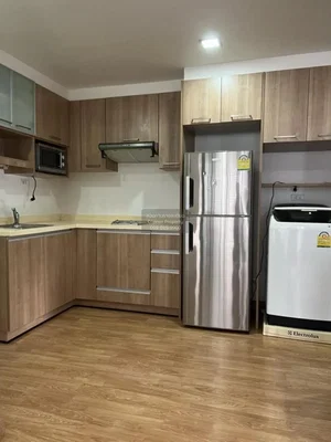 Cuisine; électroménager, rénové, parquet, lumière naturelle