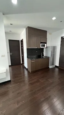 Cucina; elettrodomestici, pavimento in legno, luce naturale