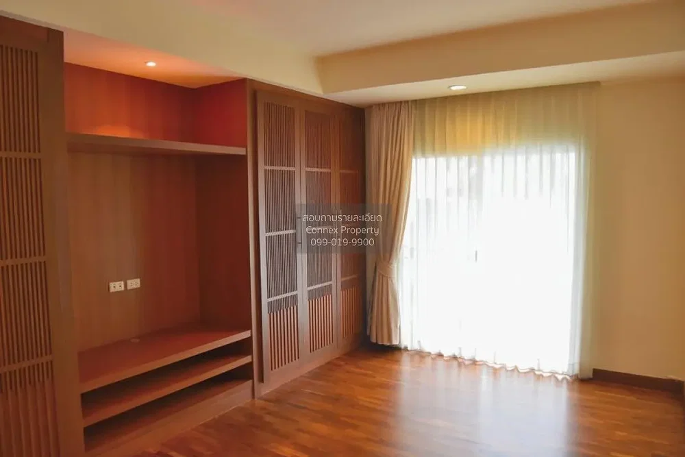 Schlafzimmer; holzboden, tageslicht