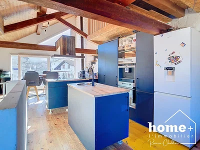 Cuisine; électroménager, poutres en bois, parquet, lumière naturelle