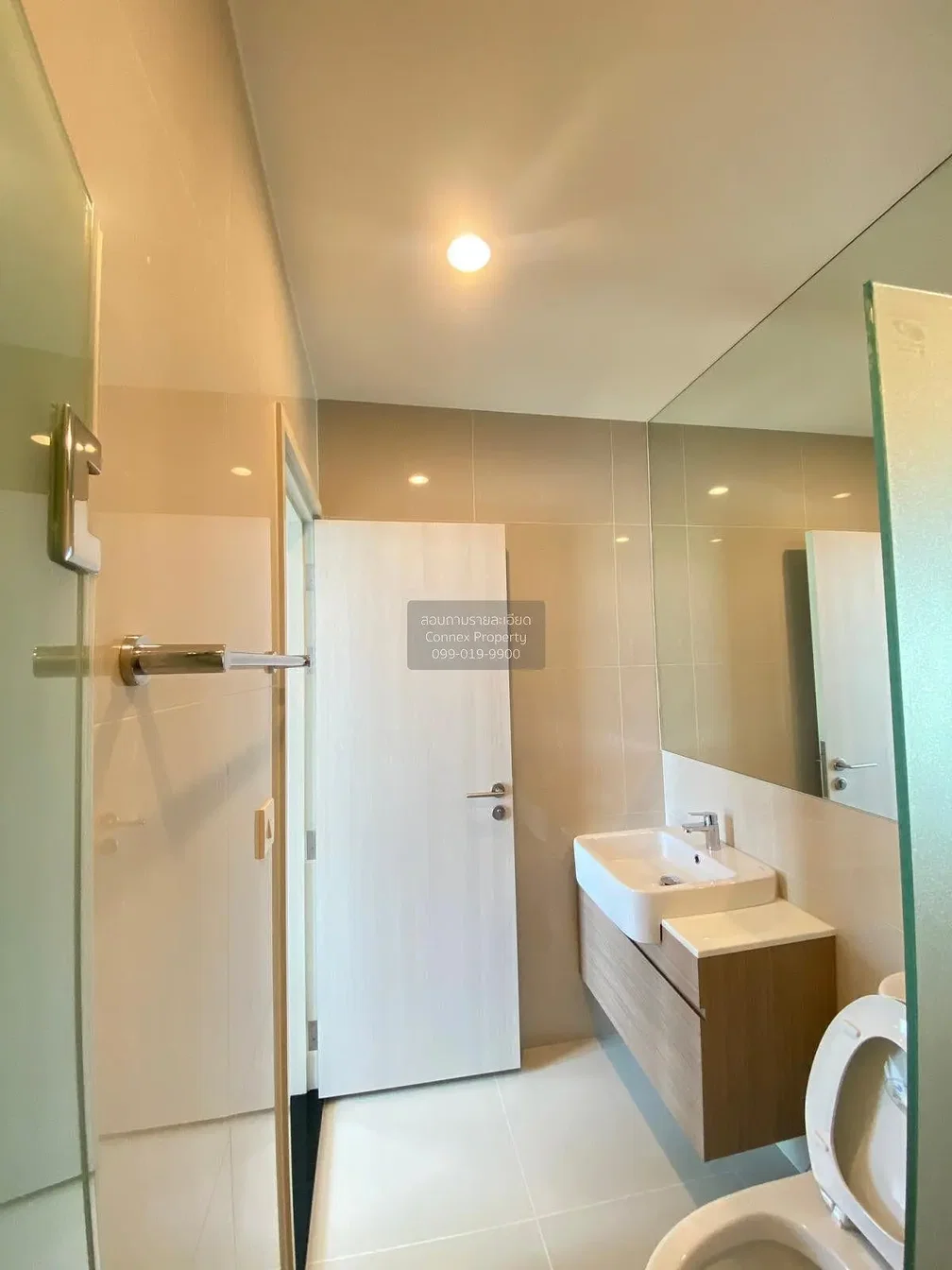 Salle de bain; carrelage, rénové, lumière naturelle, style moderne