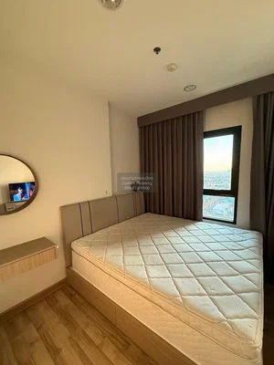 Ložnice; výhled, dřevěná podlaha, přirozené světlo
