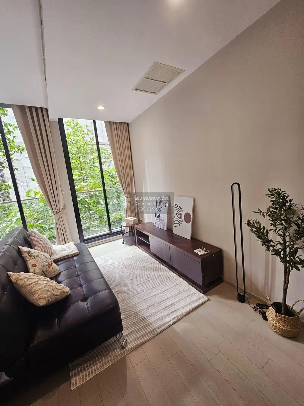 Obývací pokoj; výhled, přirozené světlo, moderní styl, dřevěná podlaha