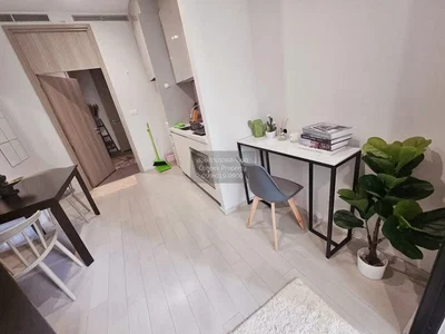 Kuchyně; dřevěná podlaha, přirozené světlo, moderní styl