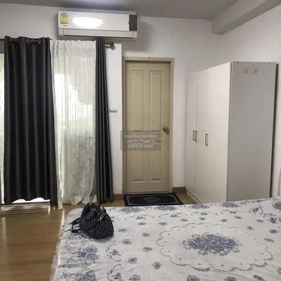 Schlafzimmer; holzboden, tageslicht