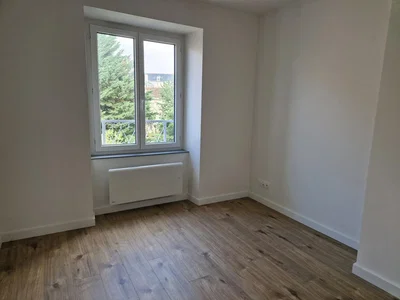 Ložnice; výhled, přirozené světlo, dřevěná podlaha, po rekonstrukci