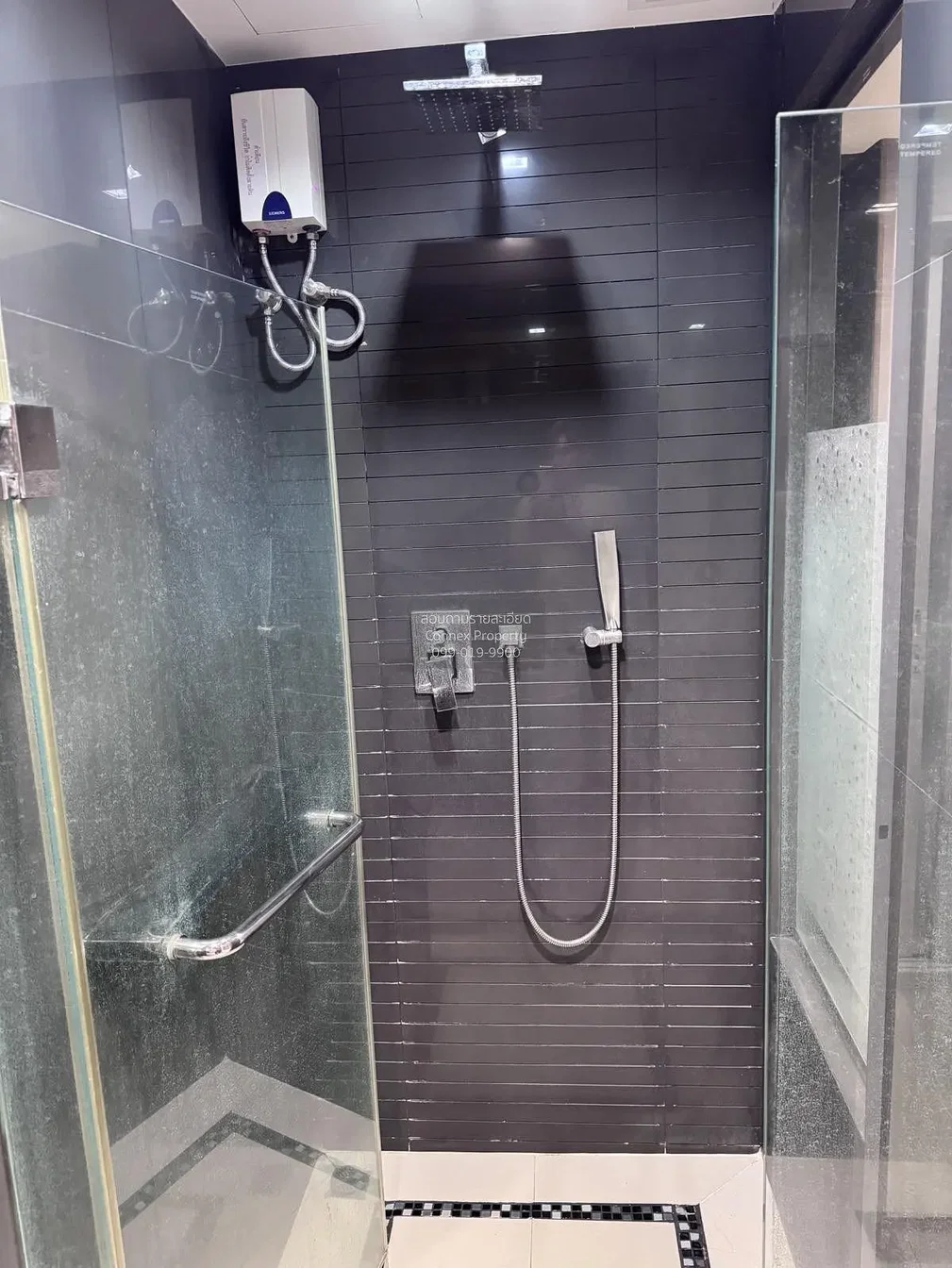 Badezimmer; warmwasserbereiter, fliesenboden, tageslicht, renoviert