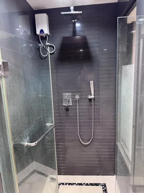 Badezimmer; warmwasserbereiter, fliesenboden, tageslicht, renoviert