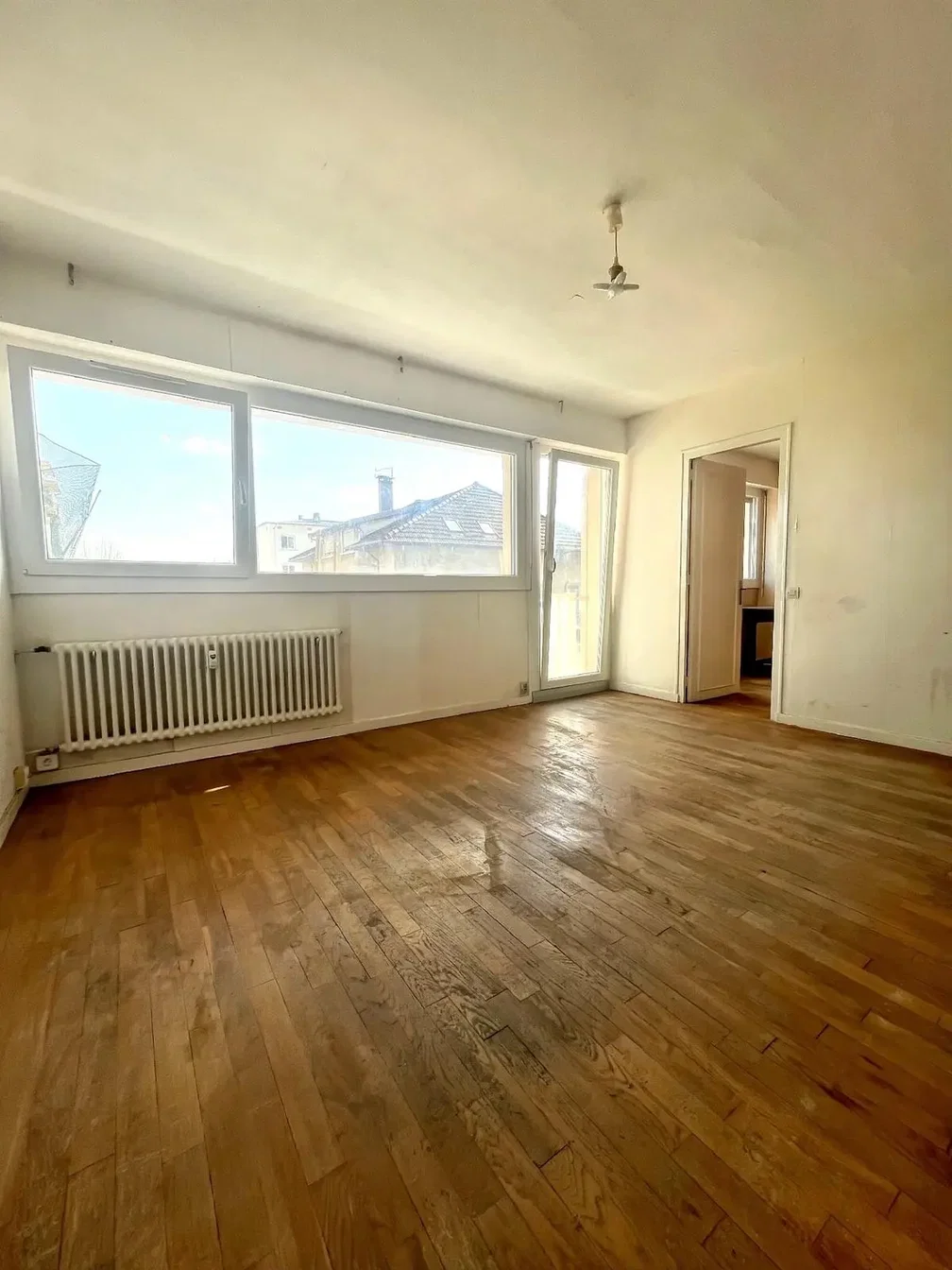 Obývací pokoj; výhled, dřevěná podlaha, přirozené světlo