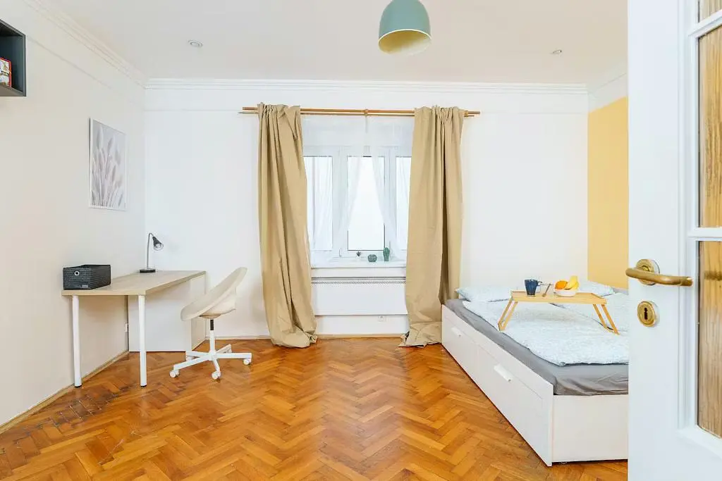 Schlafzimmer; holzboden, tageslicht