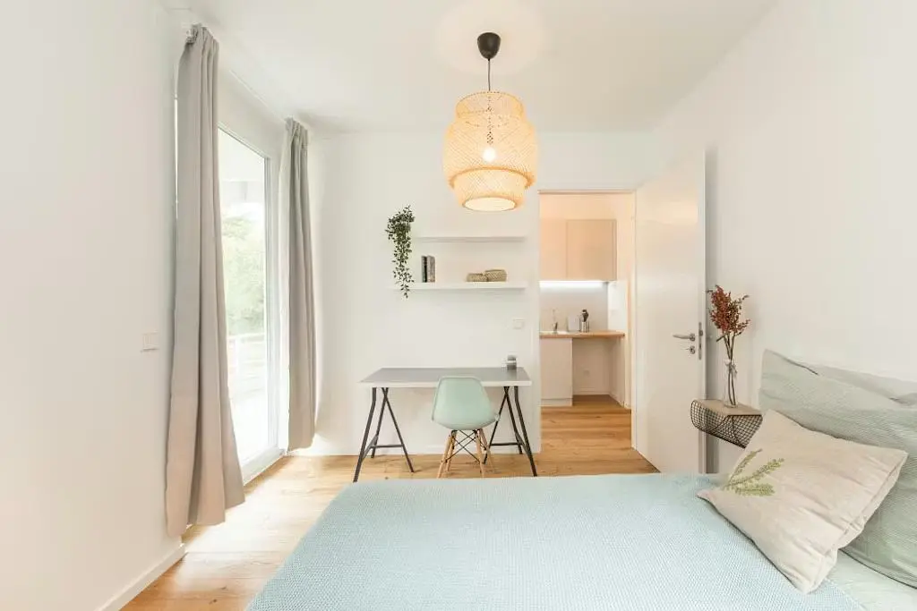 Spavaća soba; prirodna svjetlost, moderan stil, drveni pod