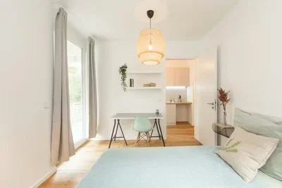 Spavaća soba; prirodna svjetlost, moderan stil, drveni pod