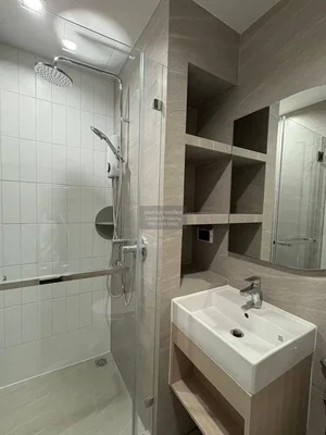 Salle de bain; carrelage, rénové, lumière naturelle, style moderne