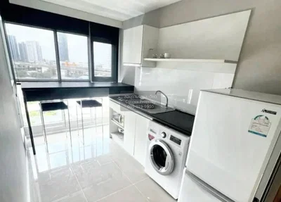 Cuisine; vue, électroménager, carrelage, lumière naturelle