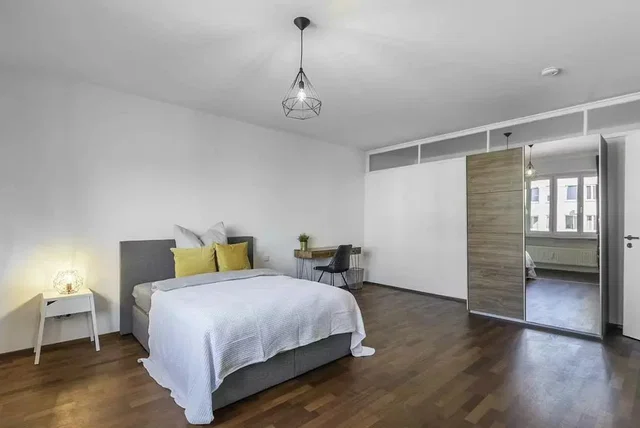 Schlafzimmer; holzboden, tageslicht