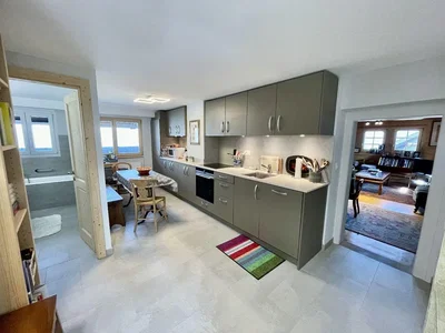 Küche; fliesenboden, küchengeräte, tageslicht