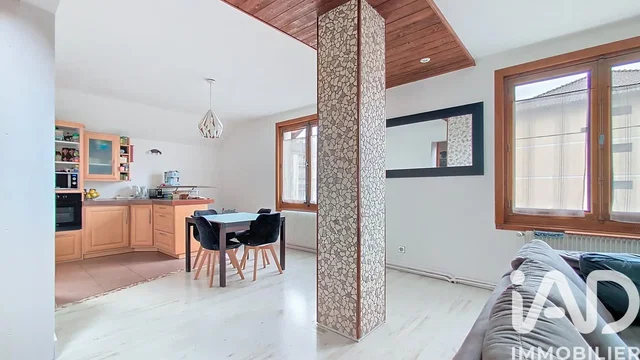 Obývačka; drevené trámy, prirodzené svetlo