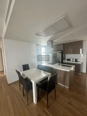 Cuisine; électroménager, parquet, lumière naturelle