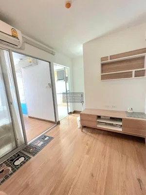 Obývací pokoj; dřevěná podlaha, přirozené světlo