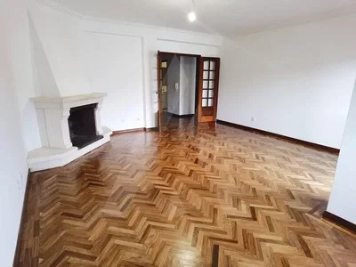 Wohnzimmer; kamin, holzboden