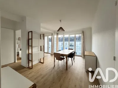 Oturma odası; manzara, ahşap zemin, doğal ışık, modern stil
