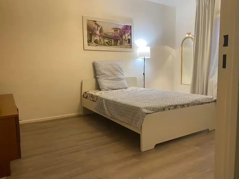 Spavaća soba; drveni pod, prirodno svjetlo