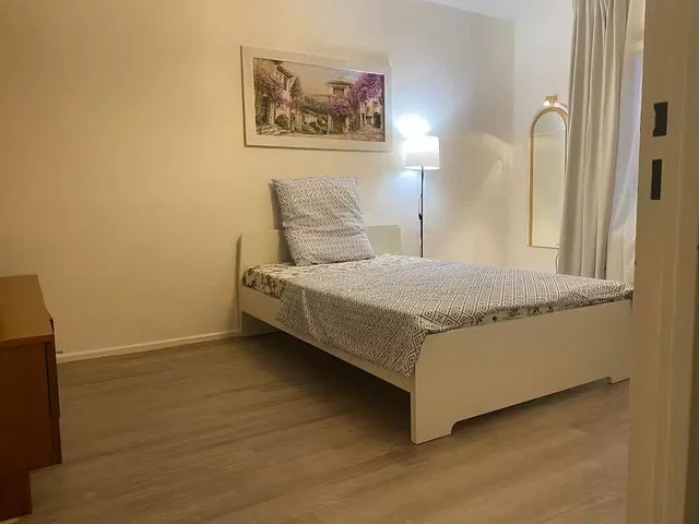 Spálňa; drevená podlaha, prirodzené svetlo
