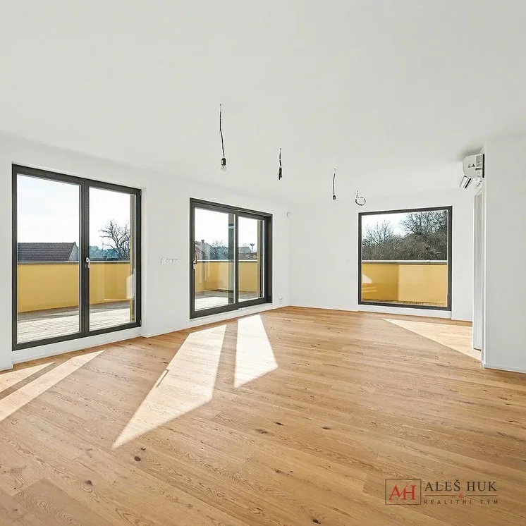 Wohnzimmer; blick, holzboden, tageslicht