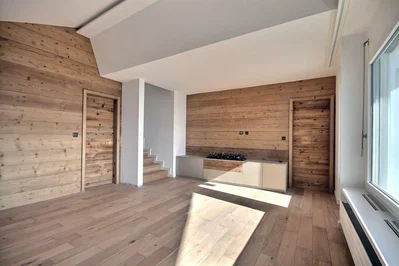 Salon; parquet, poutres en bois, cheminée, lumière naturelle, style rustique