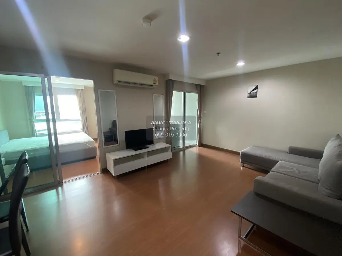 Salon; lumière naturelle, parquet