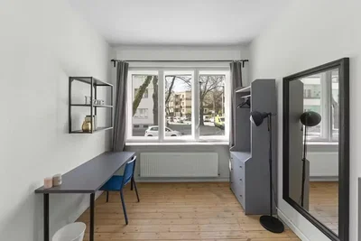 Camera da letto; vista, pavimento in legno, luce naturale