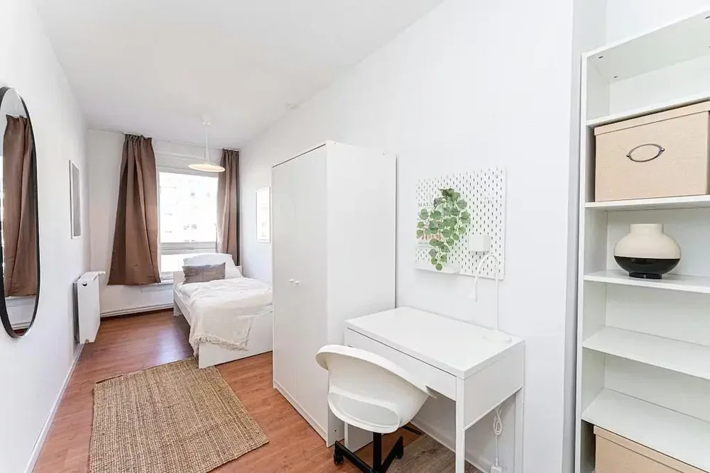 Ložnice; přirozené světlo, dřevěná podlaha, moderní styl