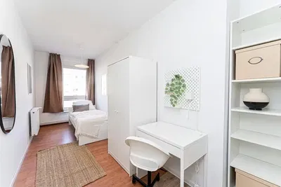 Ložnice; přirozené světlo, dřevěná podlaha, moderní styl