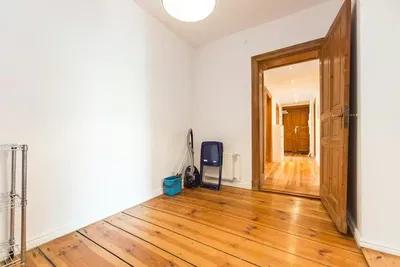 Kammer; holzboden, tageslicht