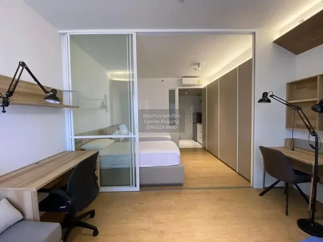 Quarto; chão de madeira, luz natural, estilo moderno