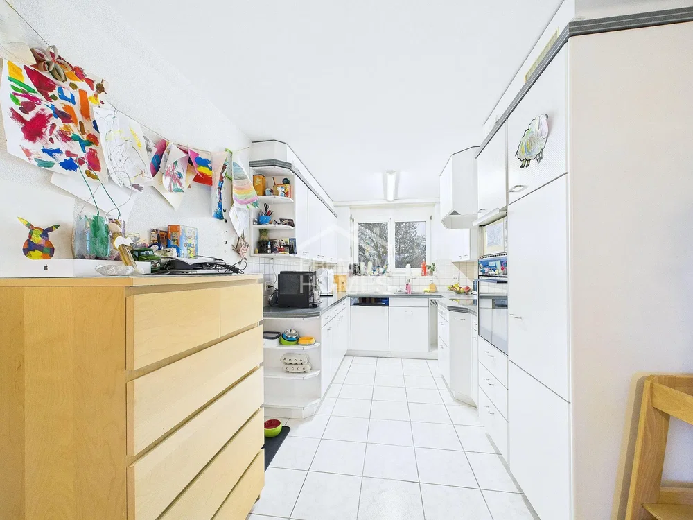 Cuisine; électroménager, carrelage, lumière naturelle, style moderne